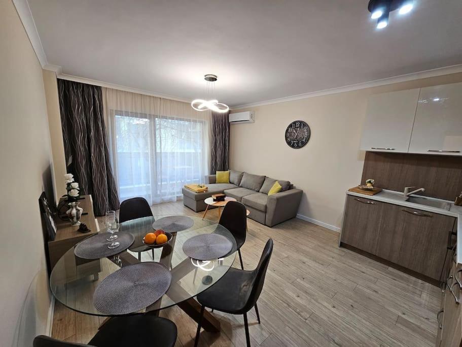 Serenity In The Heart Of Varna With Parking Bagian luar foto